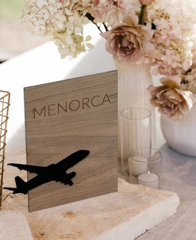 Número de mesa de madera para boda con ciudades