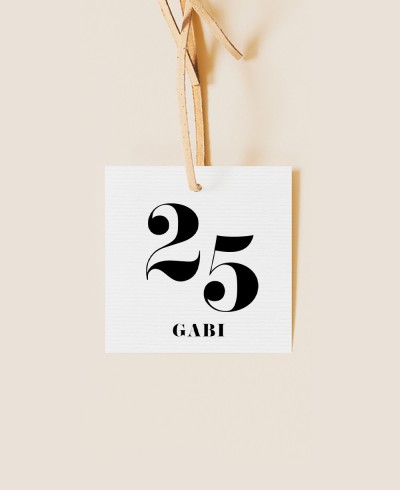 Etiqueta cuadrada para cumpleaños minimalista