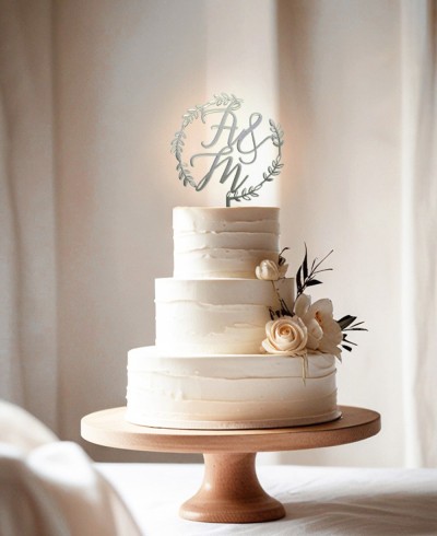 Composizione del cake topper iniziale con torta