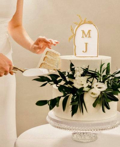 Composizione del cake topper iniziale con torta