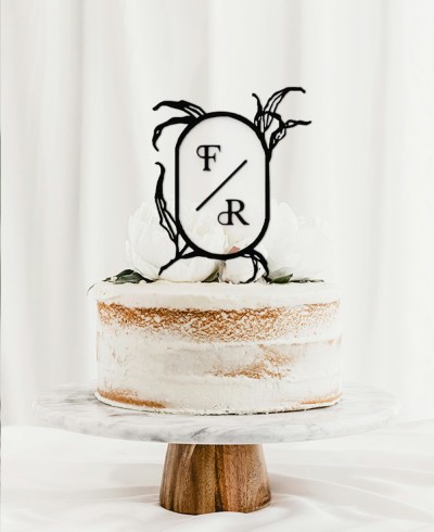 Composición cake topper iniciales con tarta
