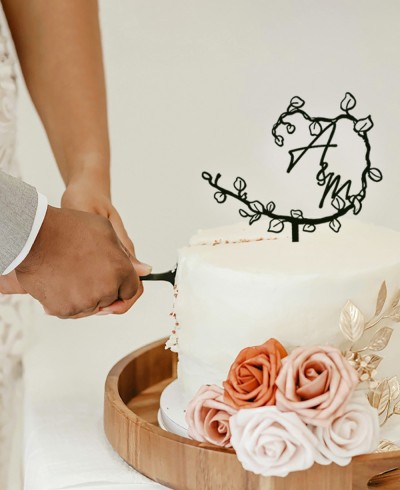Composición cake topper iniciales con tarta