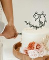 Composición cake topper iniciales con tarta