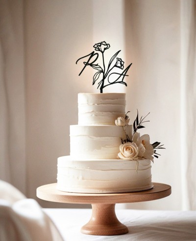Composizione del cake topper iniziale con torta