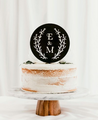 Composizione del cake topper iniziale con torta