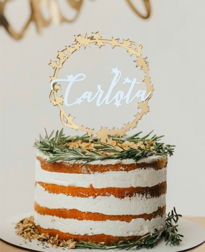 Cake topper decorato con una corona di stelle e nome