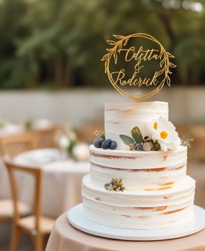 Vista general cake topper personalizado con nombres sobre corona de laurel