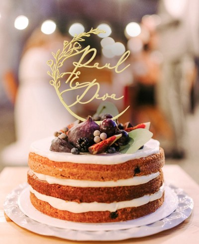 Vista general cake topper personalizado con nombres y corona de peonías