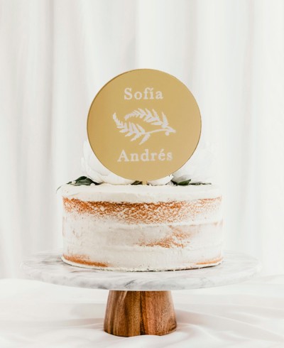 Vista general cake topper personalizado con nombres y ramas de helecho
