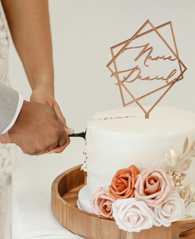 Vista general cake topper con nombres y elementos geométricos