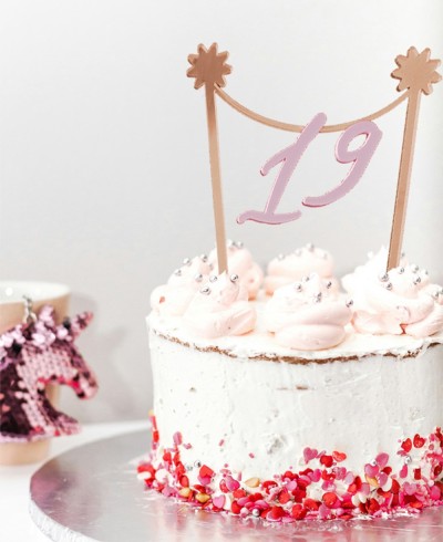 Panoramica cake topper gagliardetto personalizzato con figura dell'età