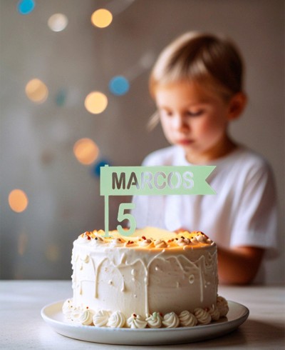 Vista general cake topper personalizado con edad y nombre