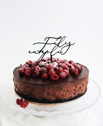 Composición cake topper para cumpleaños con tarta