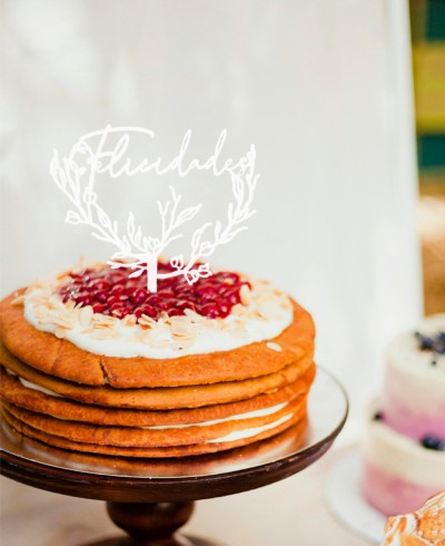 Composición cake topper para cumpleaños con tarta