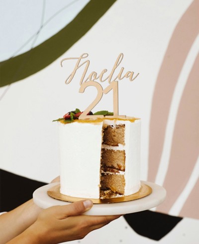 Vista general cake topper personalizado con nombre y edad