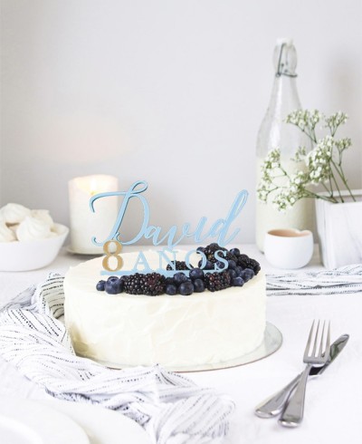 Vista general cake topper personalizado con nombre y edad