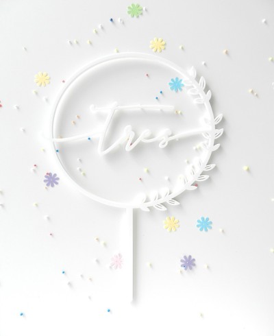 Vista superior cake topper con cifra de edad