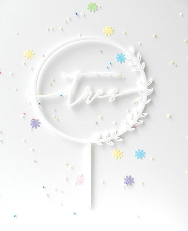 Vista superior cake topper con cifra de edad