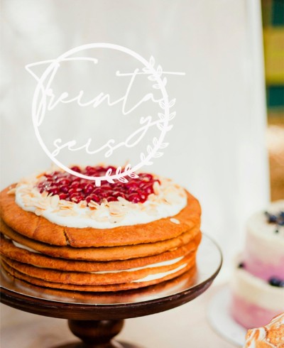 Geburtstagskuchen-Topper-Komposition mit Kuchen