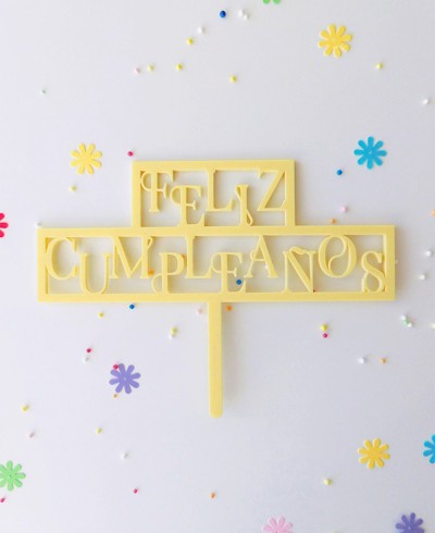 Vista superior cake topper para felicitar cumpleaños
