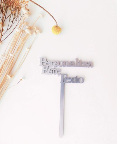 Vista superior cake topper con frase personalizada