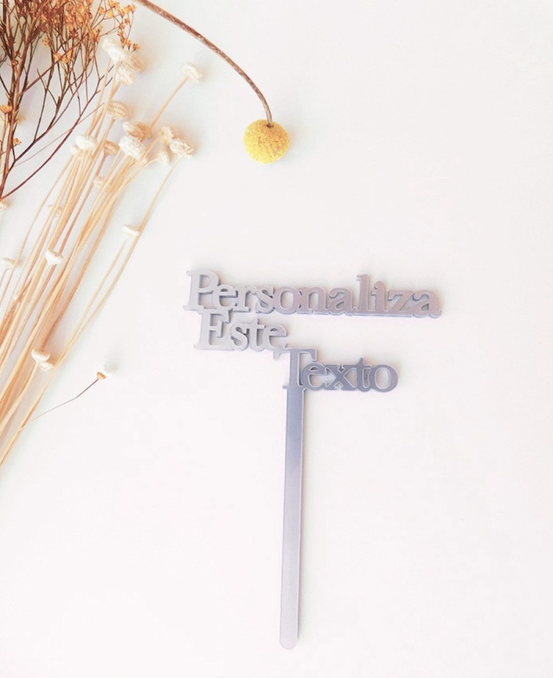Vista superior cake topper con frase personalizada