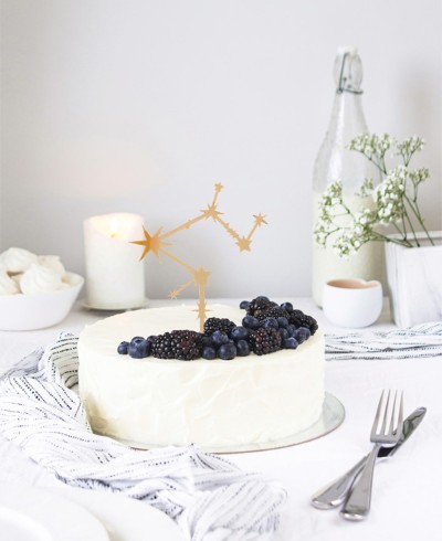 Vista general cake topper en forma de constelación