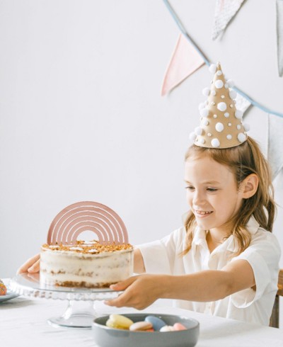 Vista general cake topper con forma de arcoíris