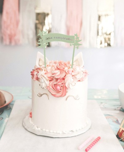 Vista general cake topper banderola con frase "Feliz cumpleaños"