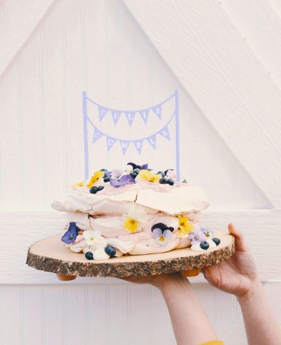 Vista general cake topper banderines con frase "Feliz cumple"