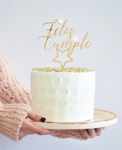 Vista general cake topper "Feliz cumple" con estrellitas