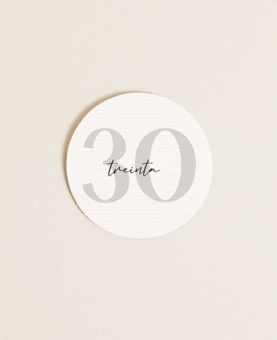 Autocollant rond pour un anniversaire minimaliste