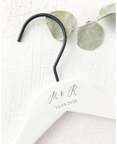 percha blanca iniciales fecha boda