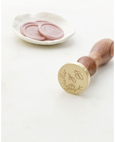 Sealing seal with initials