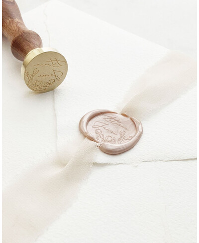 Sealing seal with names