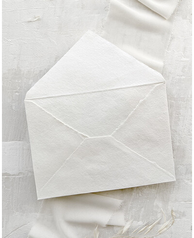 Exklusiver handgefertigter elfenbeinweißer Umschlag