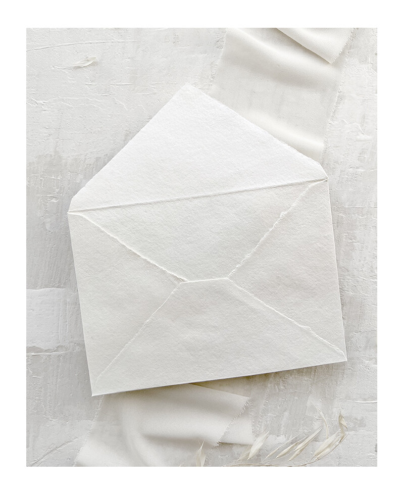 Exklusiver handgefertigter elfenbeinweißer Umschlag