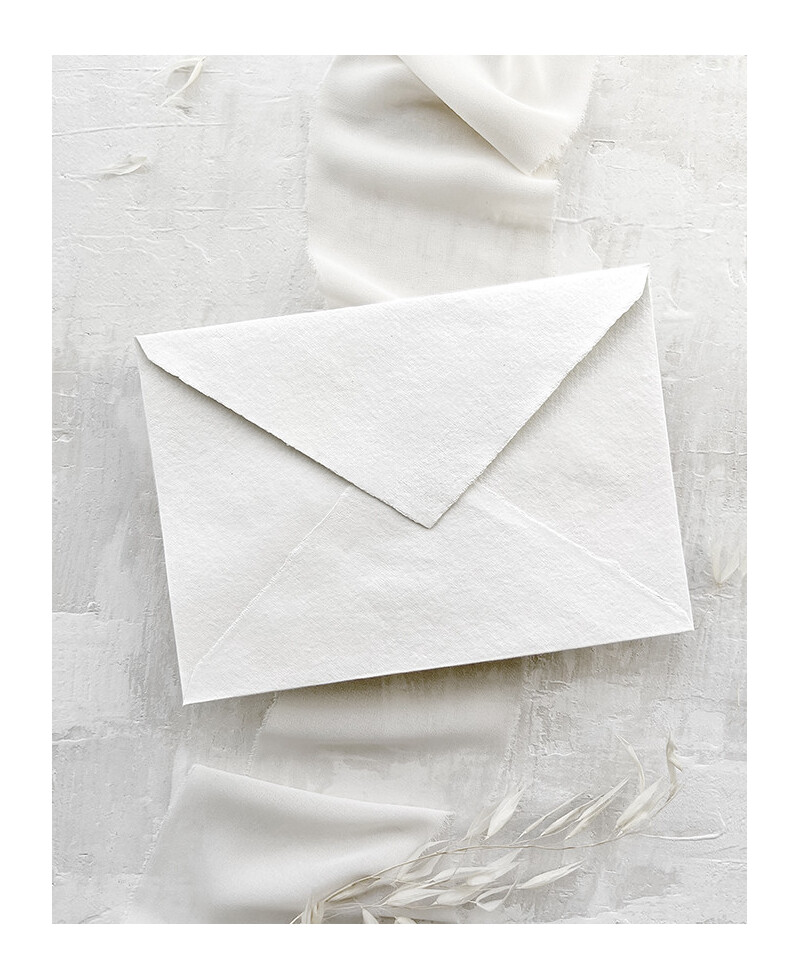 Premium handgefertigter elfenbeinweißer Umschlag
