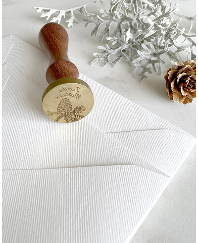 Personalisiertes Weihnachtssiegel aus Zirbenholz