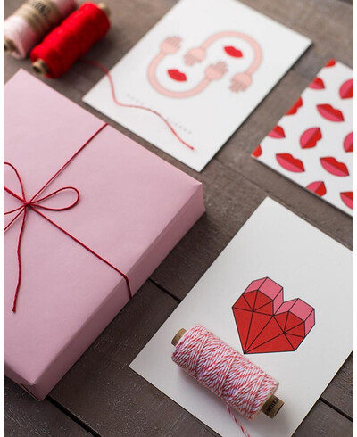 Ficelle rouge et blanche pour emballer les cadeaux