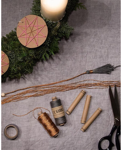 Corda cinzenta para a decoração do Natal