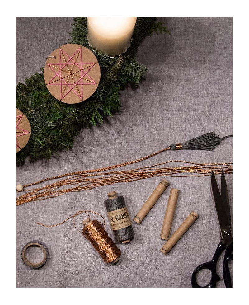 Corda cinzenta para a decoração do Natal