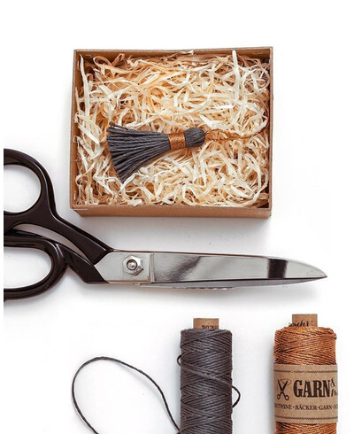 Cordões cinzentos para a decoração do presente