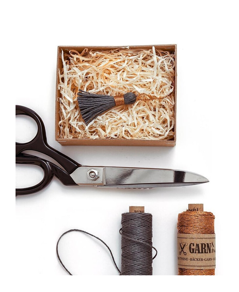 Cordões cinzentos para a decoração do presente