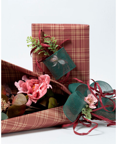 Burgunderfarbenes kariertes Geschenkpapier