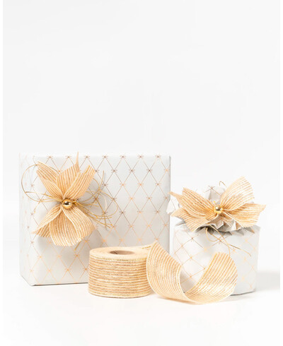 Diamant-Geschenkpapier und goldene Schleifen