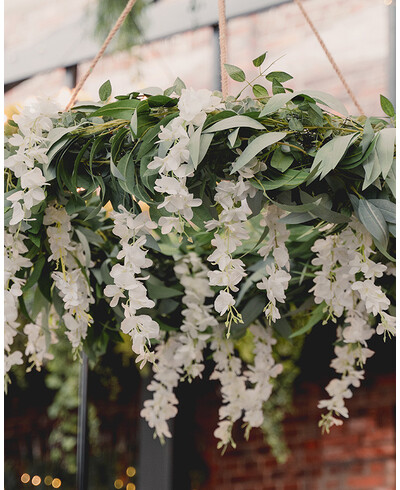 Guirnalda de hojas colgadas de techo