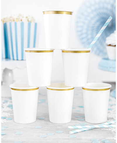 Vasos de papel con borde dorado