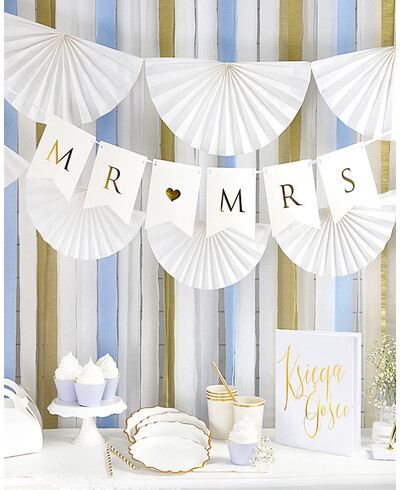 Copos de papel dourado e branco para festas