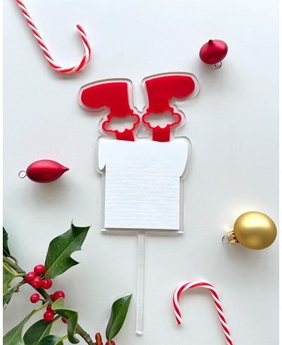 Chapéu de coco do bolo de Papai Noel com os presentes que vêm abaixo da chaminé